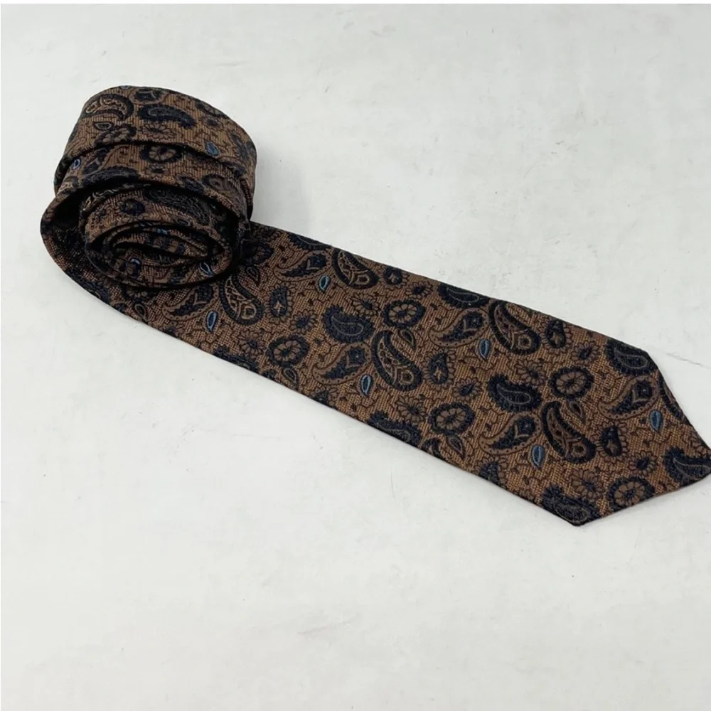 REMBRANDT CLASSICS L.J. CATALDO CO. Franklin & Foxboro Mass. Brown Paisley Tie